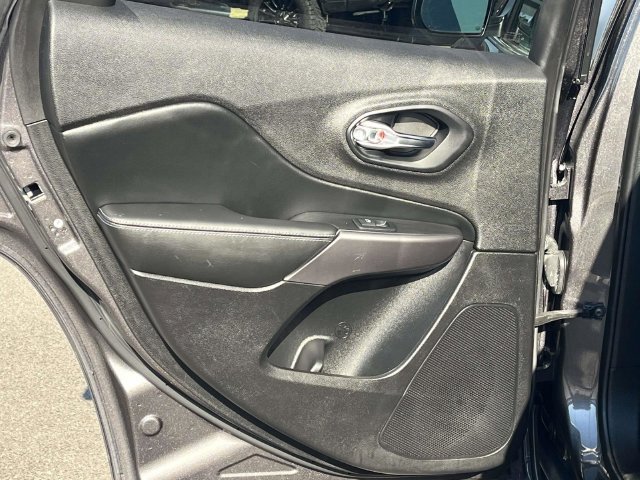 Used 2019 Jeep Cherokee Latitude Plus FWD image 16