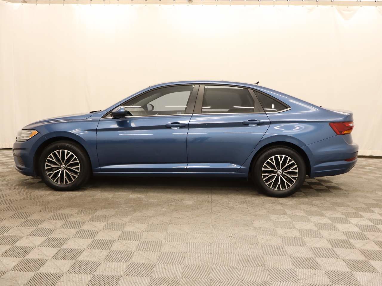 Used 2019 Volkswagen Jetta SE image 2