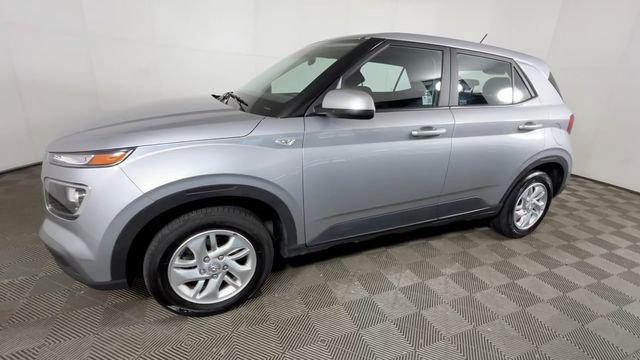 Used 2025 Hyundai Venue SE FWD image 9