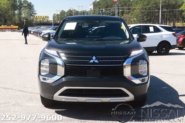 Used 2024 Mitsubishi Outlander SE image 2