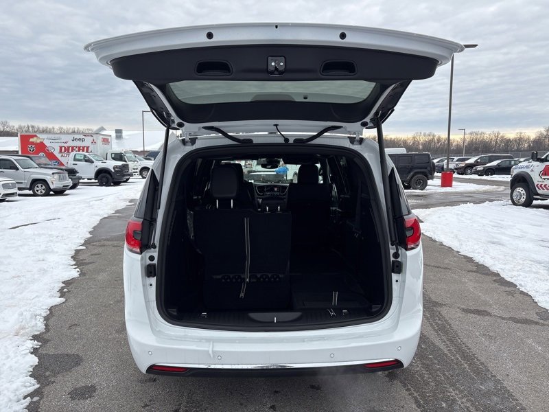 New 2026 Chrysler Pacifica Select image 9
