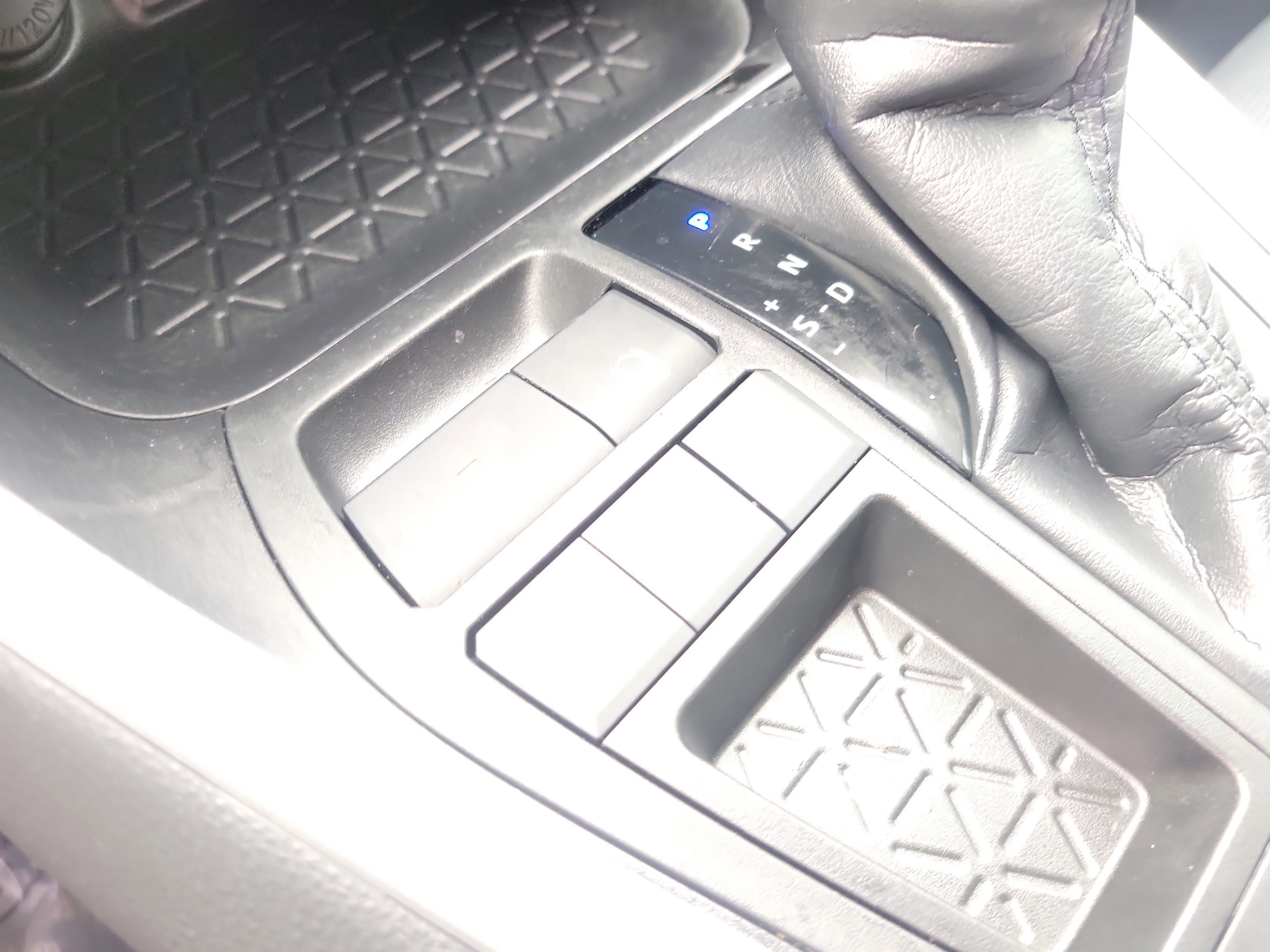 Used 2020 Toyota RAV4 LE image 22