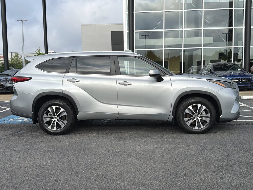 Used 2023 Toyota Highlander XLE AWD/4WD image 2