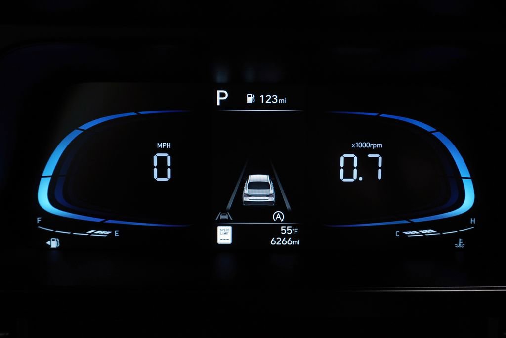 Certified 2025 Hyundai Elantra SE image 24