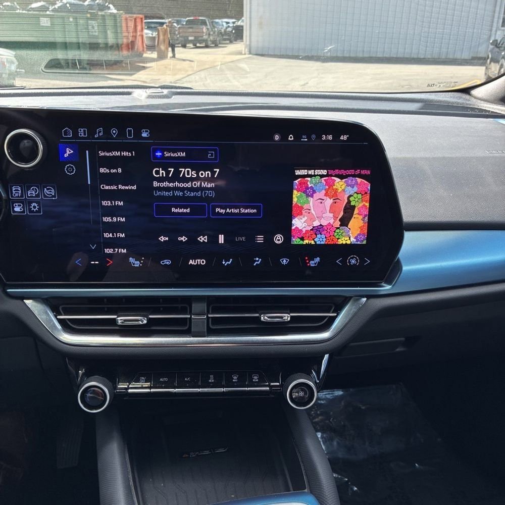 Used 2025 Chevrolet Equinox EV LT w/ Convenience Package image 23