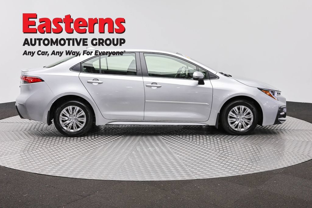Used 2022 Toyota Corolla SE FWD image 3