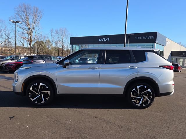 Used 2024 Mitsubishi Outlander SE image 2