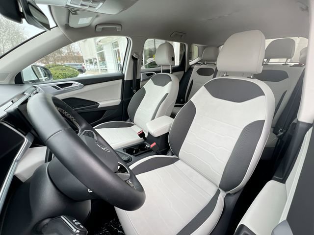 Used 2025 Volkswagen Taos SE image 11