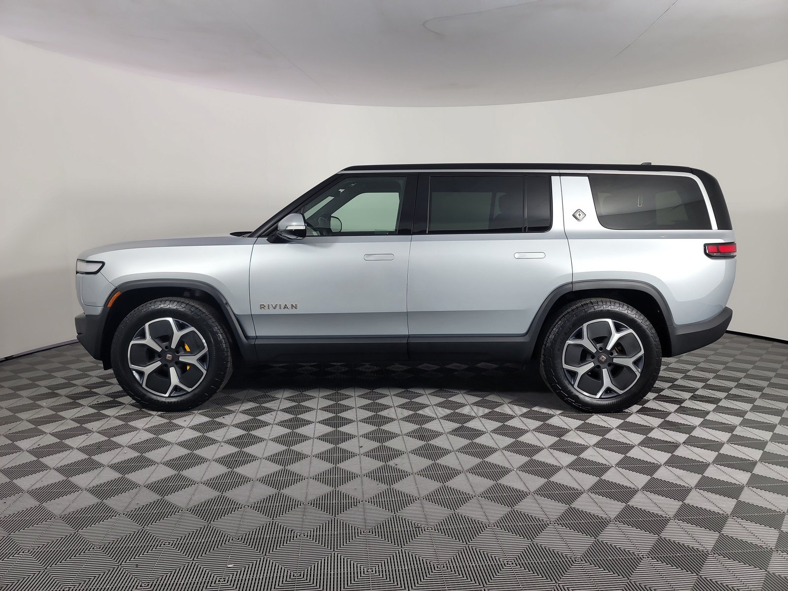 Used 2024 Rivian R1S Adventure AWD/4WD image 2