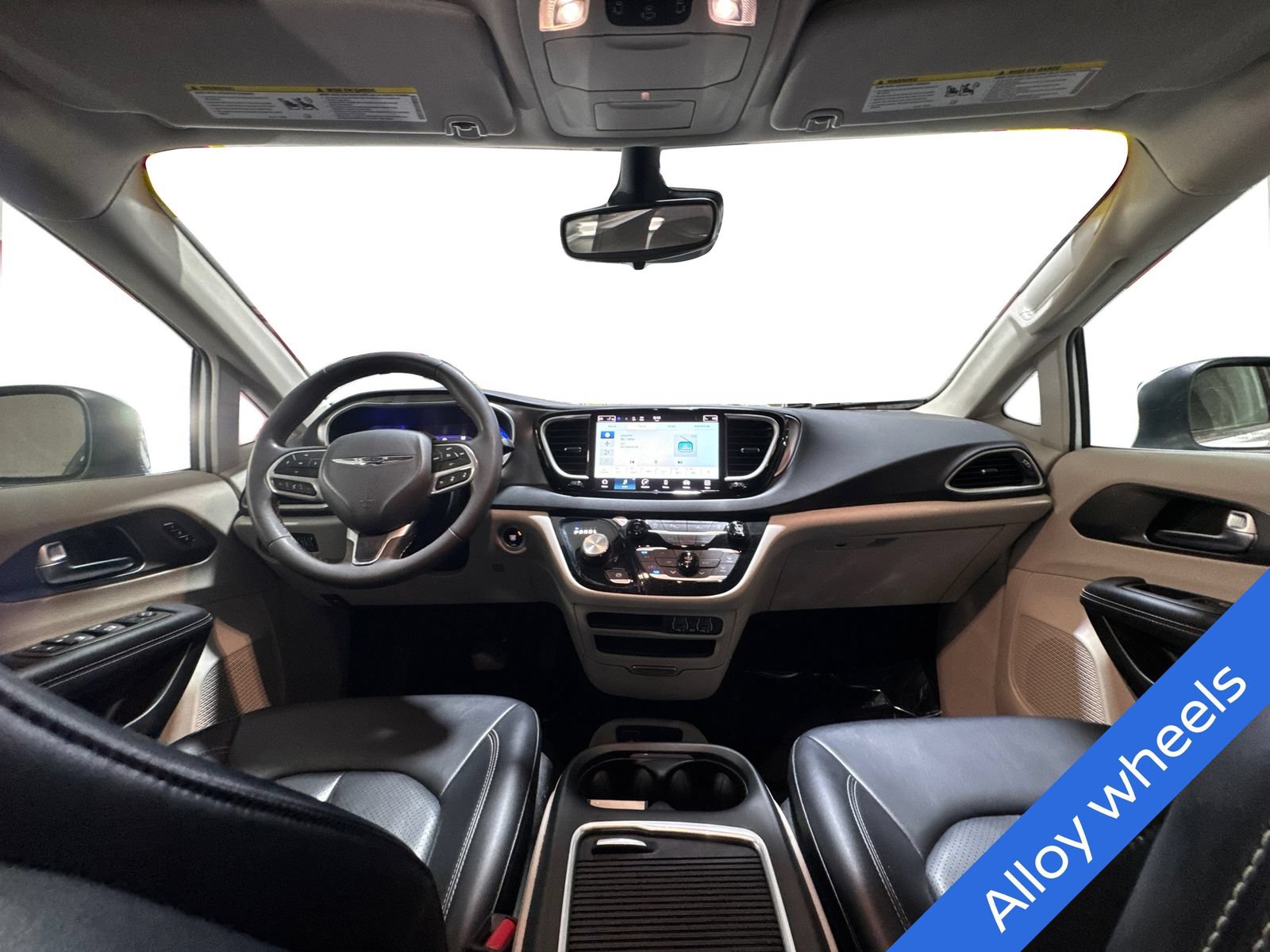 Used 2023 Chrysler Pacifica Touring-L FWD image 13