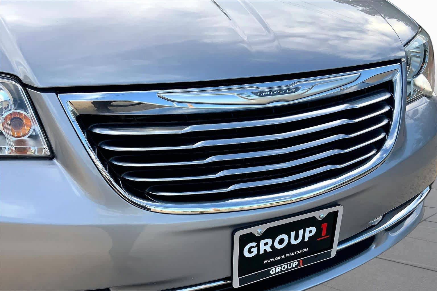 Used 2016 Chrysler Town & Country Touring FWD image 29