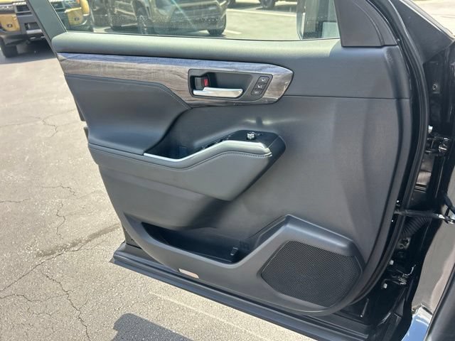 Used 2025 Toyota Highlander Limited AWD/4WD image 30