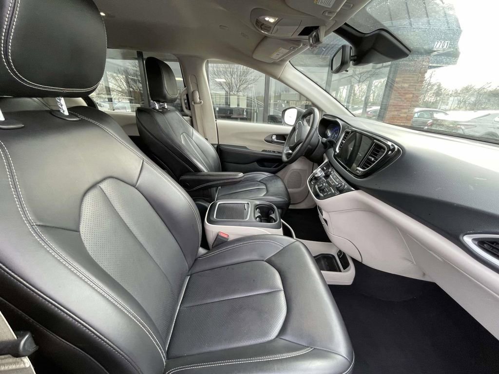 Used 2023 Chrysler Pacifica Touring-L image 15