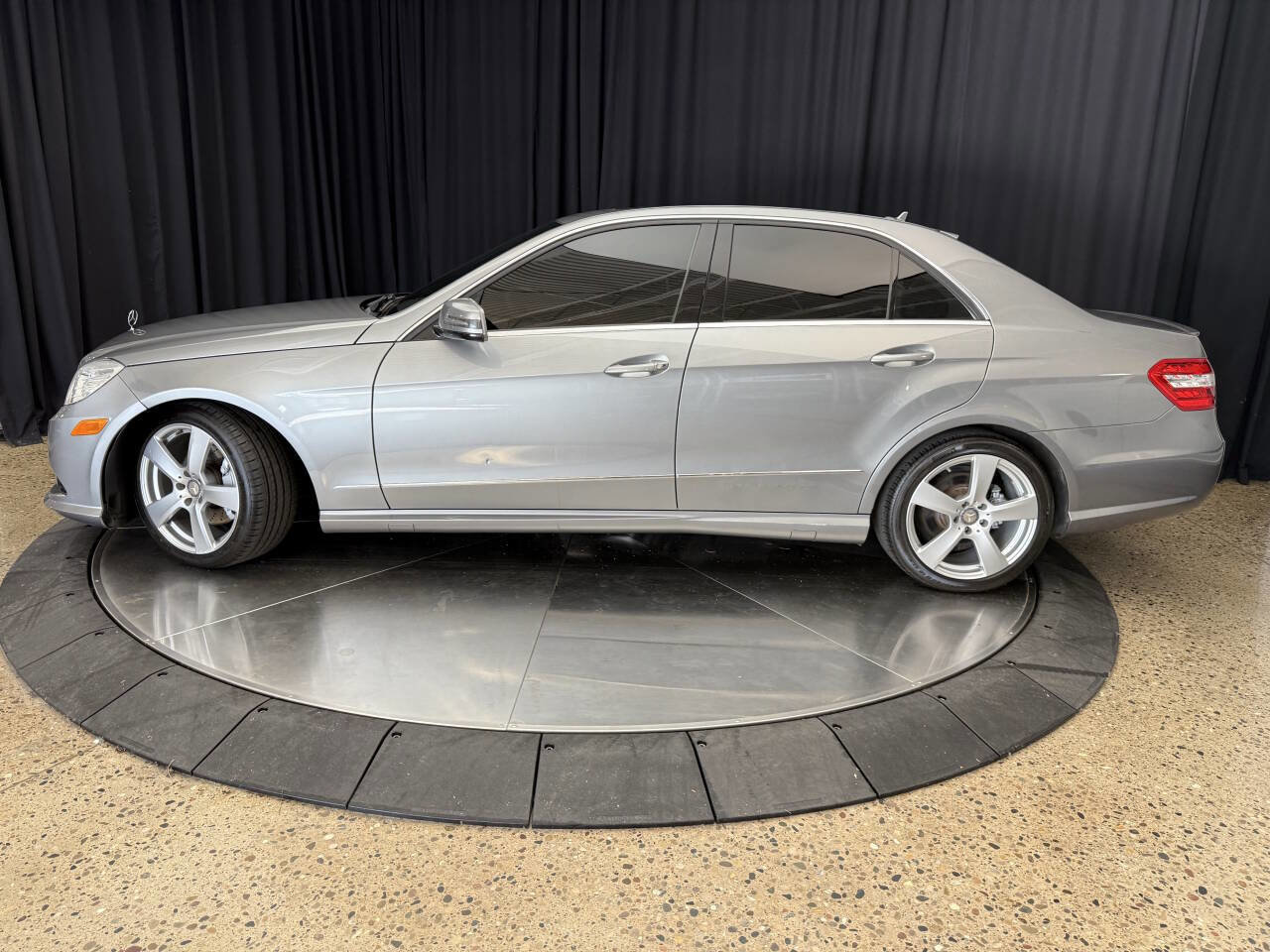 Used 2010 Mercedes-Benz E 350 4MATIC Sedan image 4