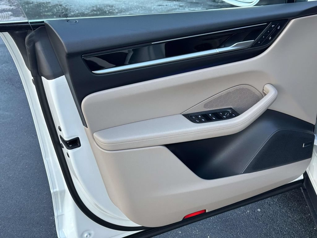 New 2025 Porsche Macan 4S Electric AWD/4WD image 18