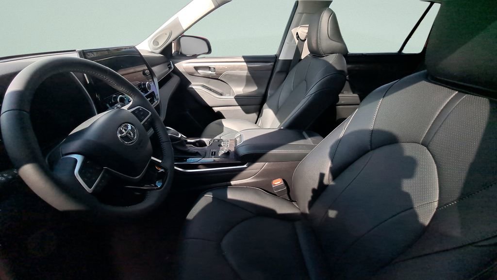 Used 2025 Toyota Highlander Limited image 5