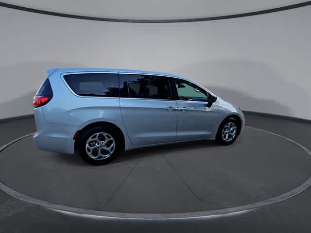 Used 2024 Chrysler Pacifica Limited FWD image 8
