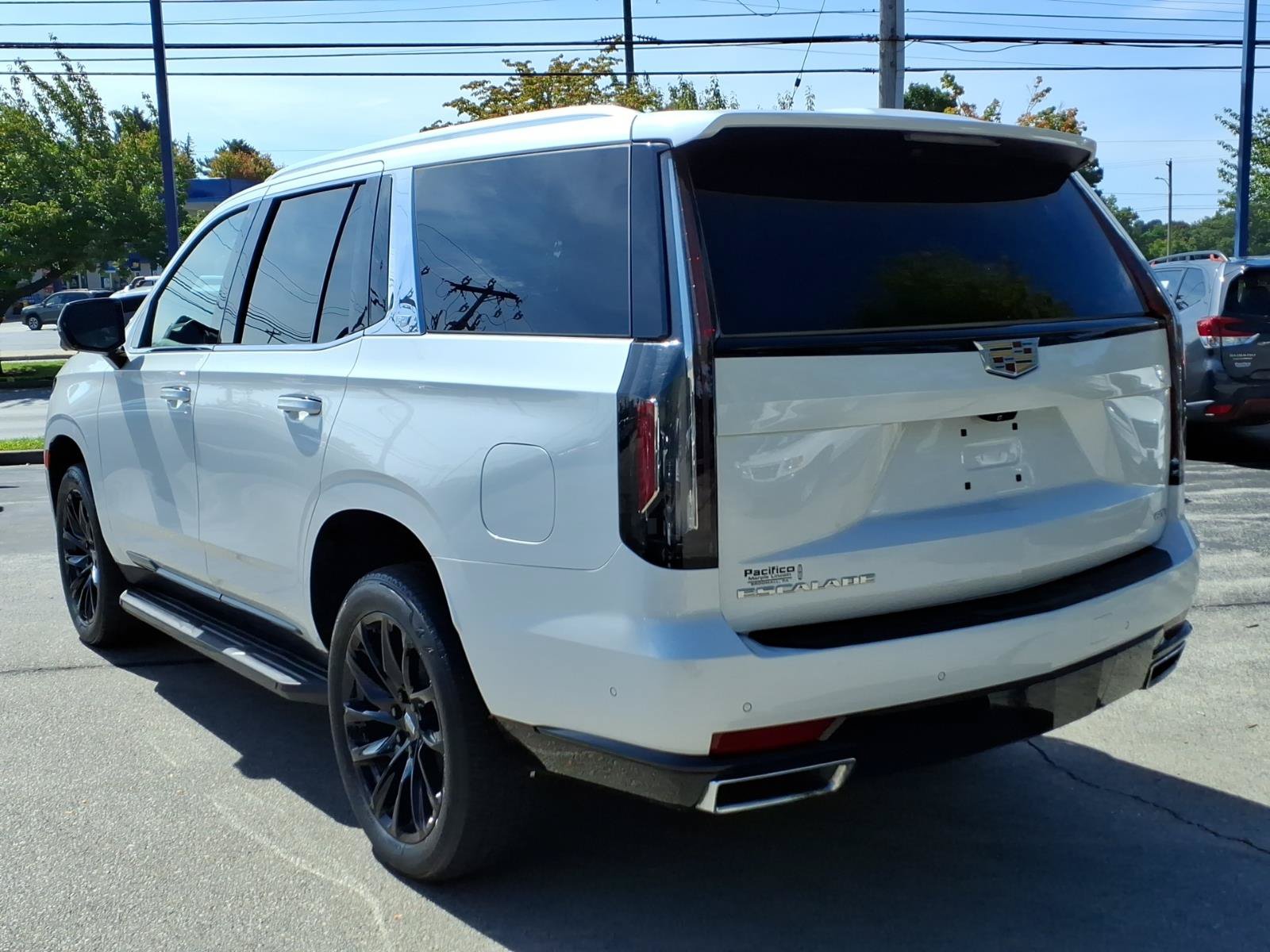 Used 2023 Cadillac Escalade Premium Luxury AWD/4WD image 5