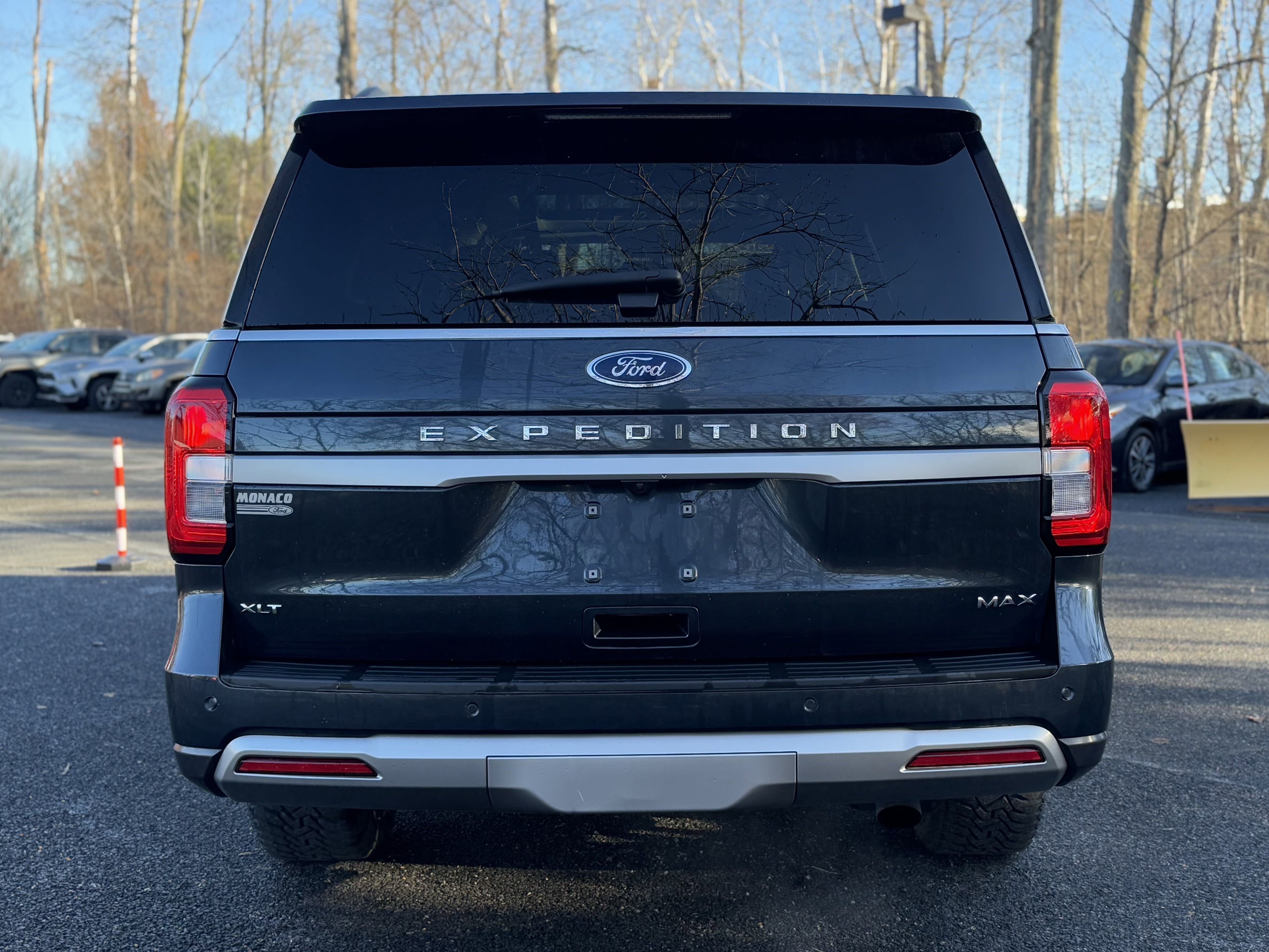 Used 2023 Ford Expedition Max XLT image 3