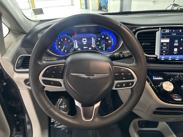 Used 2023 Chrysler Pacifica Touring-L w/ Uconnect Theater Family Group AWD/4WD image 18