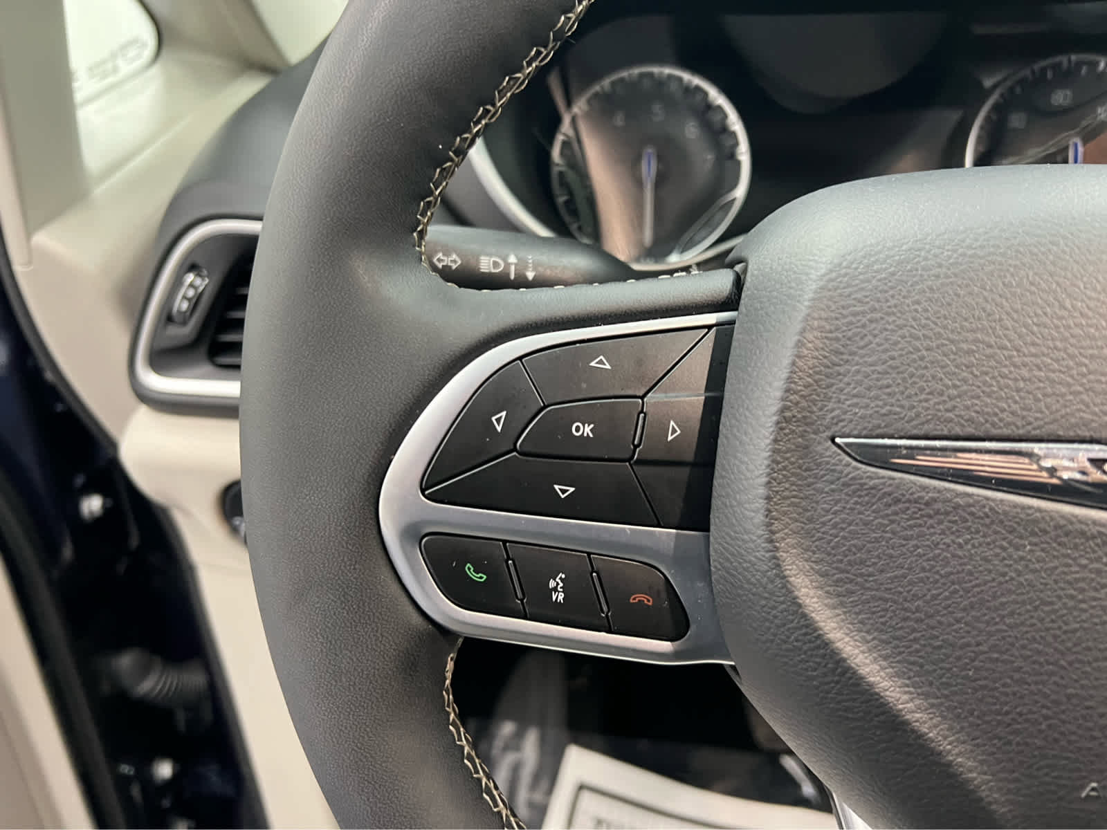 Used 2024 Chrysler Pacifica Touring-L image 18