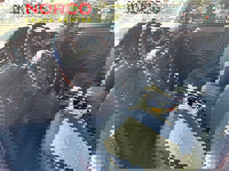 Used 2018 Volkswagen Tiguan SE image 19