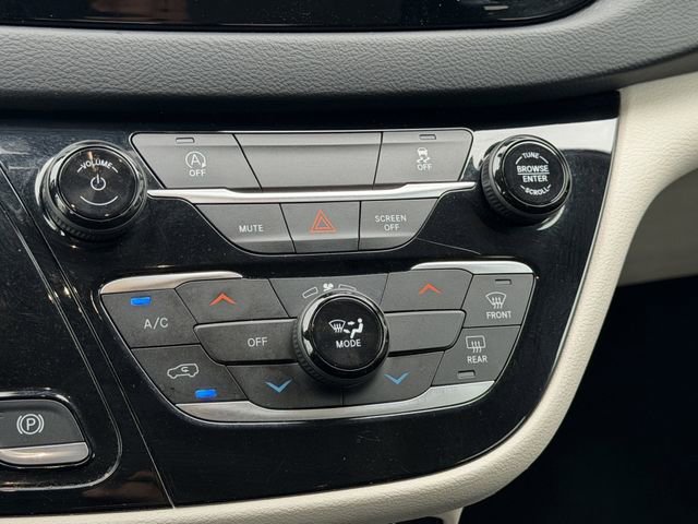 Used 2023 Chrysler Voyager LX image 5