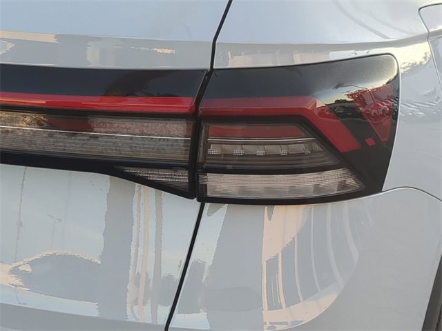 Certified 2025 Volkswagen Taos SE image 8