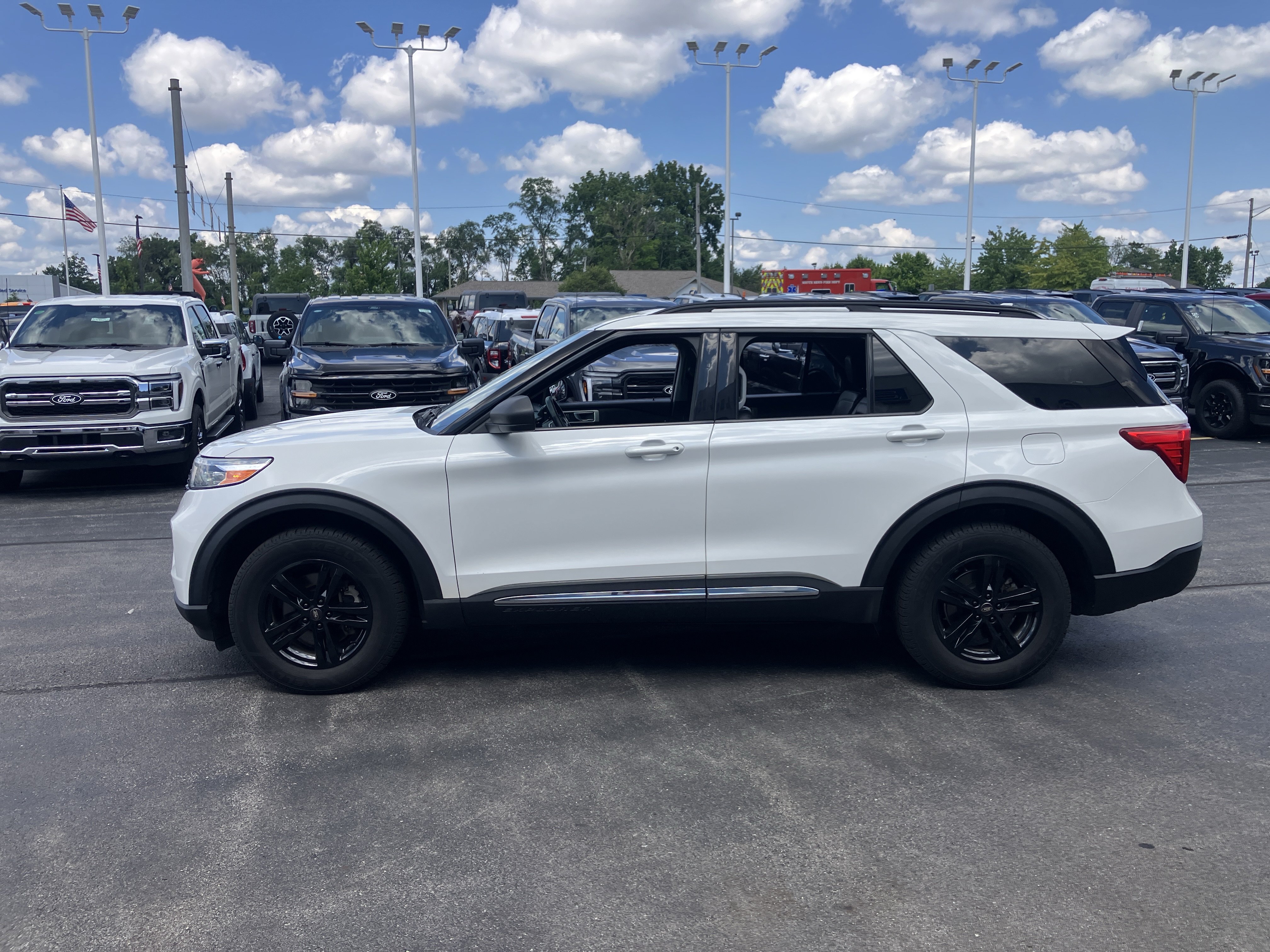 Used 2021 Ford Explorer XLT AWD/4WD image 4