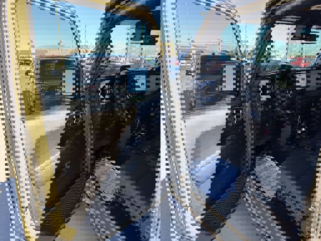 New 2025 Jeep Gladiator Willys image 9