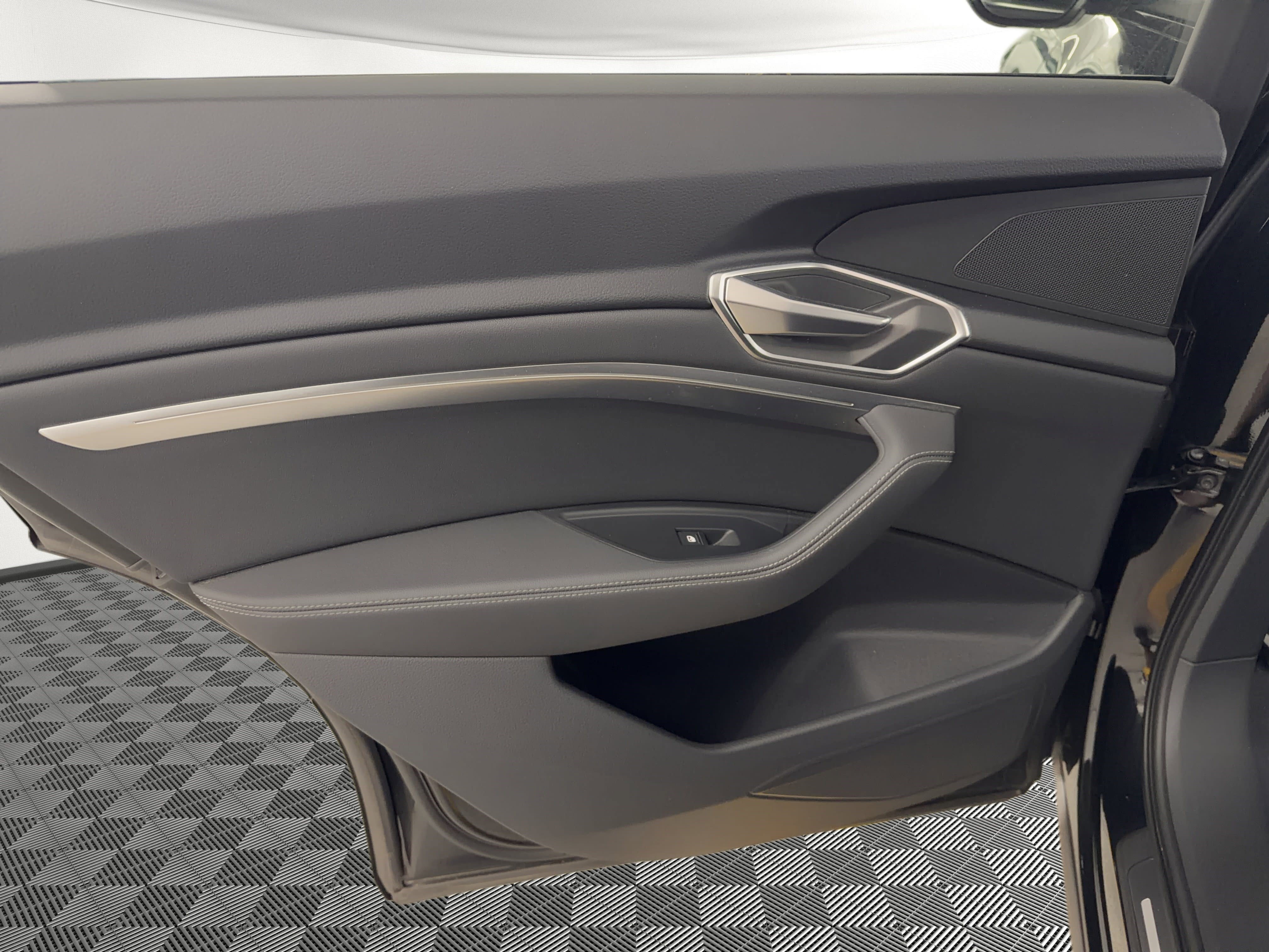 Used 2023 Audi e-tron Premium w/ Convenience Plus Package image 17