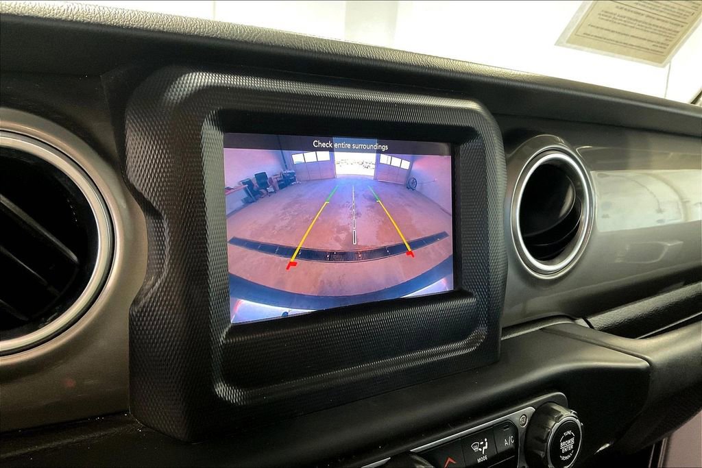 Used 2020 Jeep Wrangler Unlimited Sahara image 29