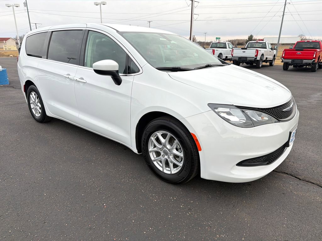 Used 2022 Chrysler Voyager LX image 7