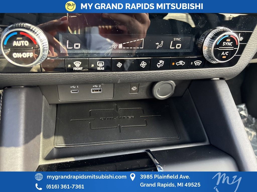 New 2025 Mitsubishi Outlander SE image 24