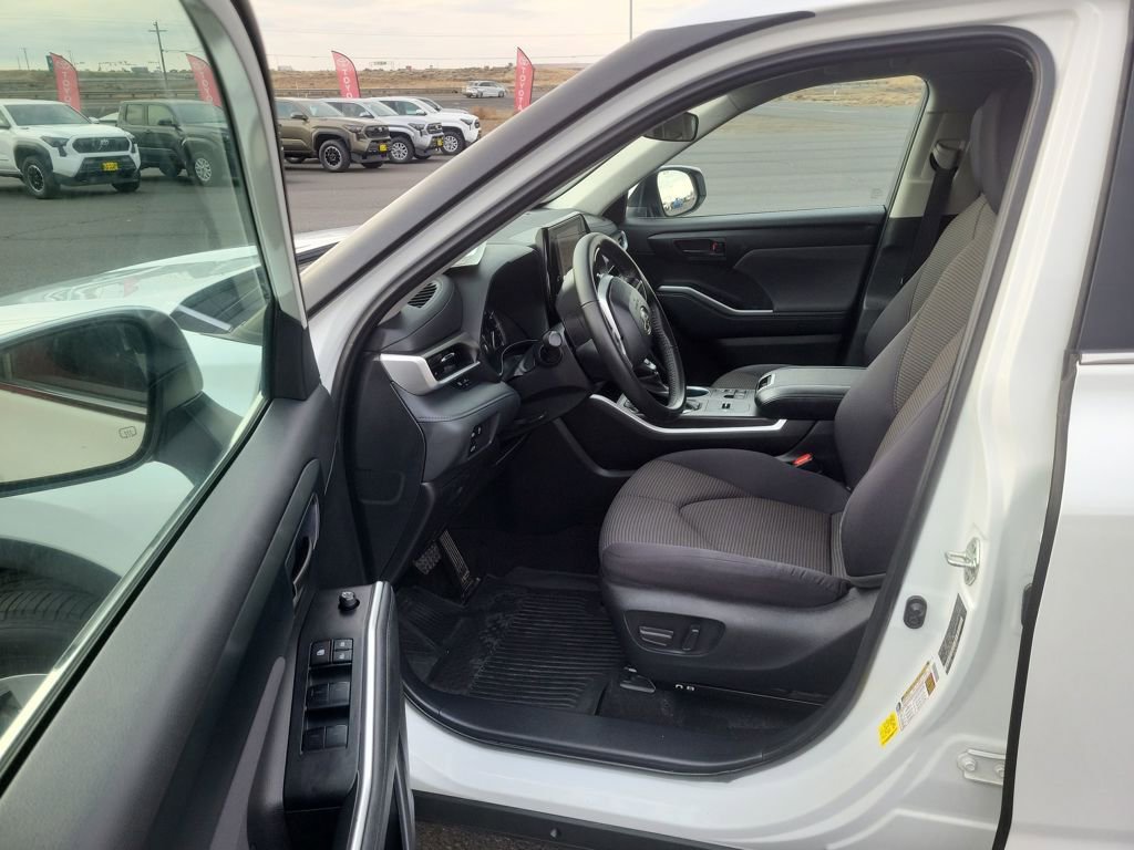 Used 2023 Toyota Highlander LE image 11