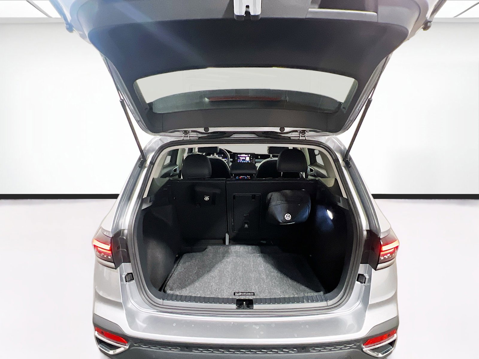 Used 2025 Volkswagen Taos SE w/ Panoramic Sunroof Package FWD image 19