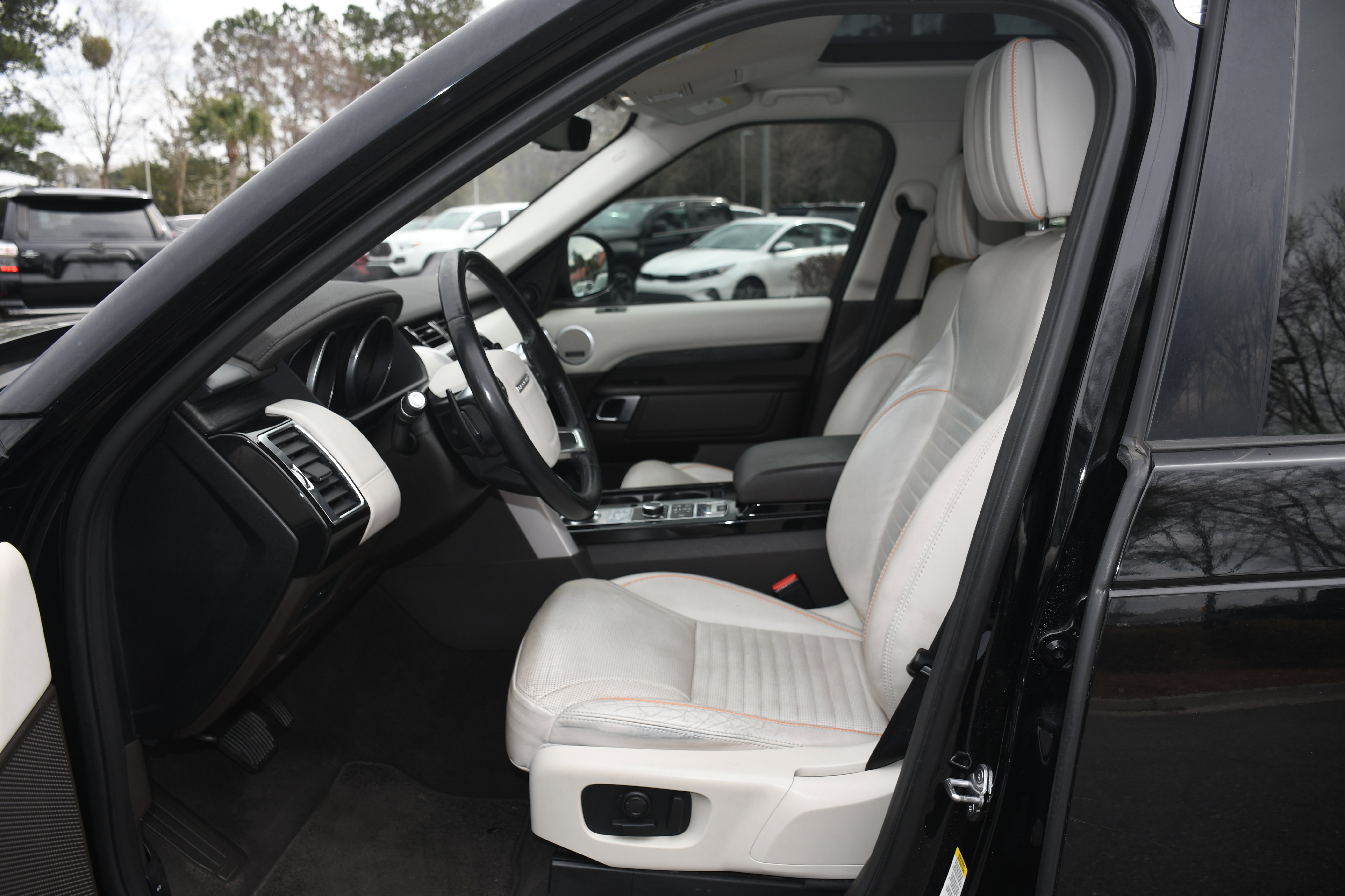 Used 2017 Land Rover Discovery HSE Luxury image 8