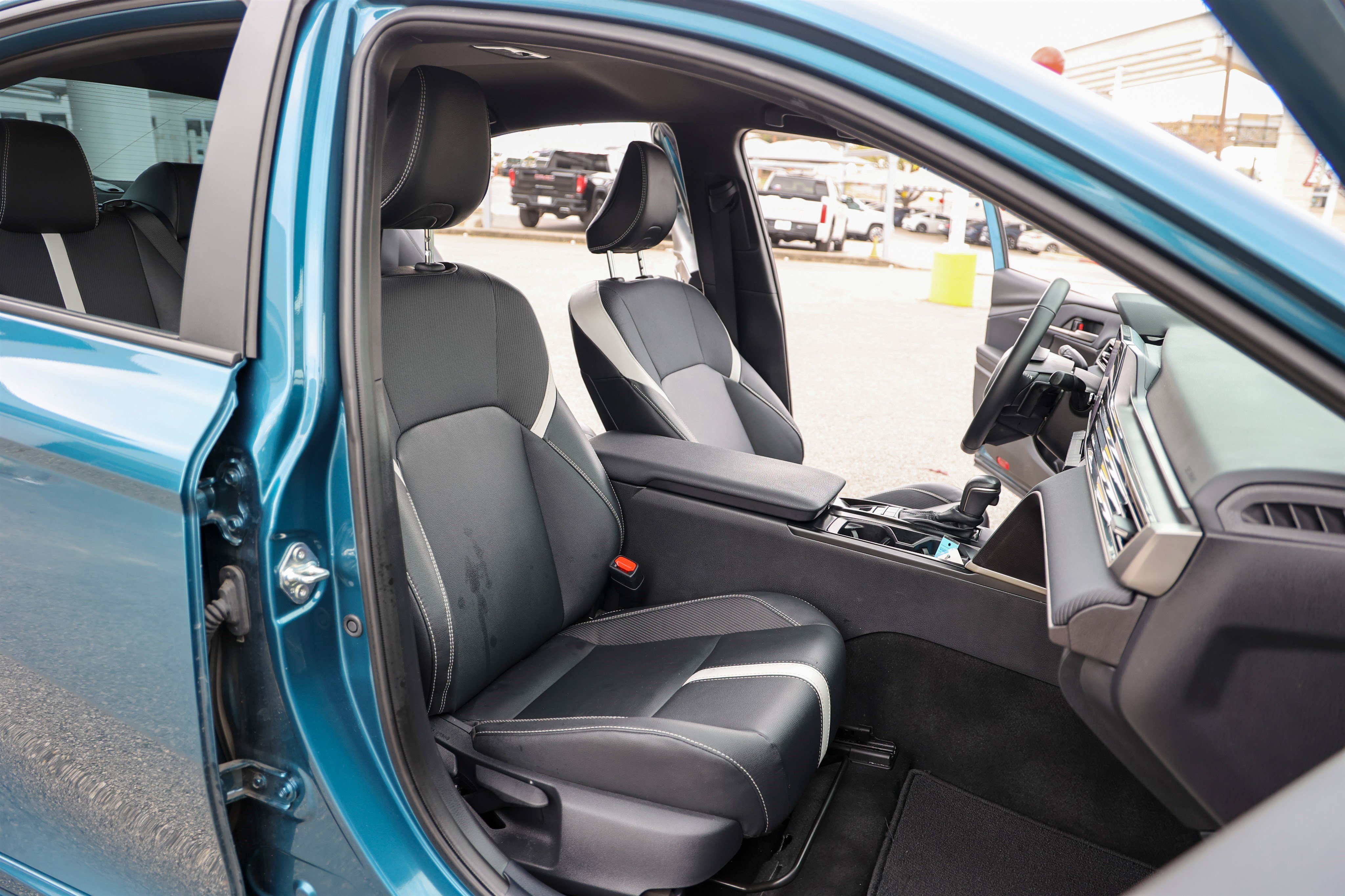 Used 2025 Toyota Camry SE w/ Convenience Package image 45