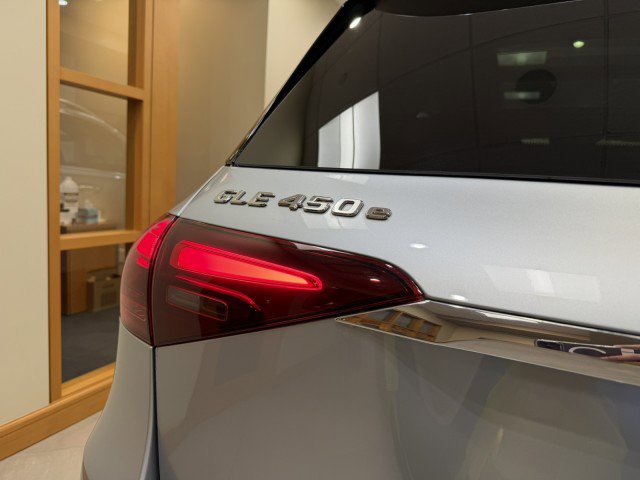 Used 2025 Mercedes-Benz GLE 450e 4MATIC w/ Driver Assistance Package image 6