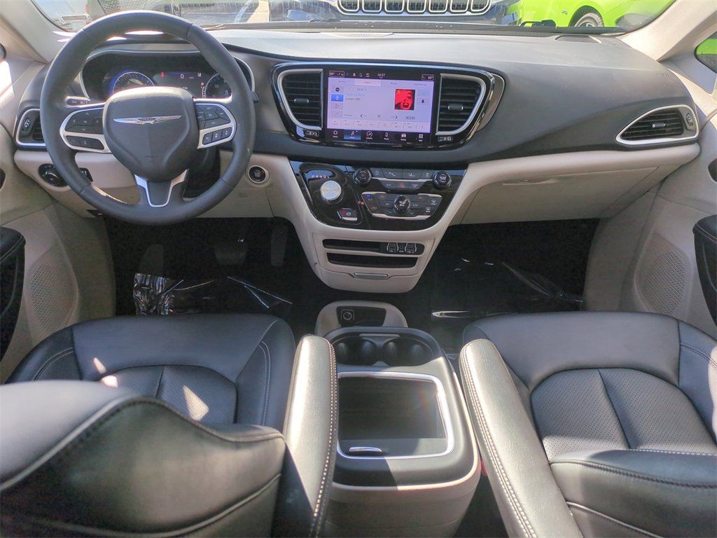 Used 2024 Chrysler Pacifica Touring-L image 17