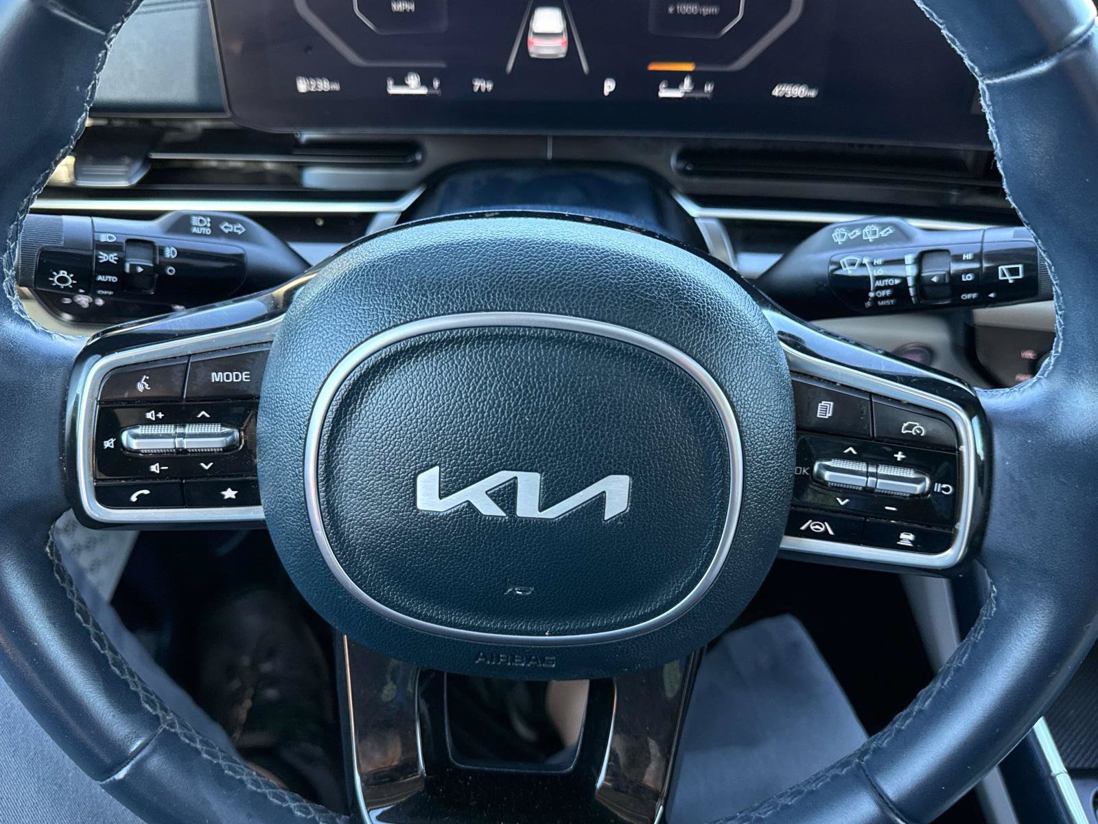 Used 2025 Kia Carnival SX w/ SX Dark Edition Package FWD image 27