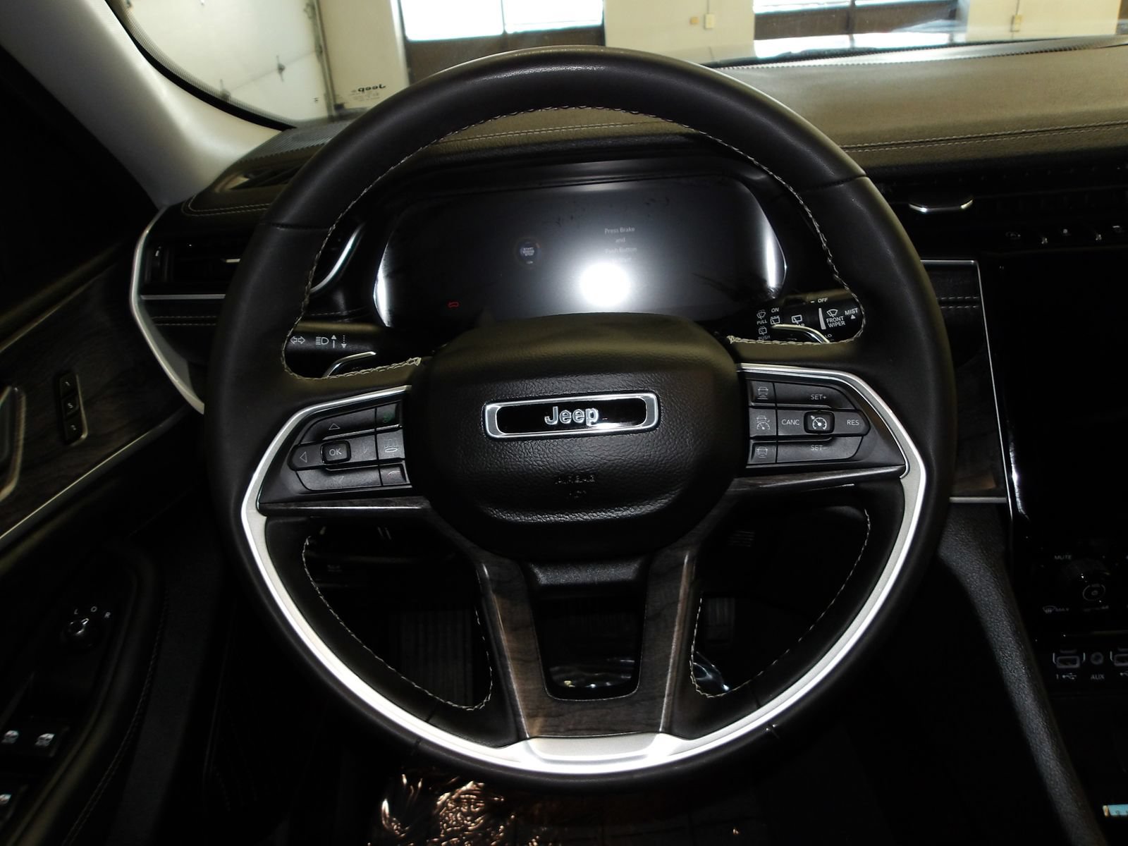 Used 2023 Jeep Grand Cherokee Limited w/ Luxury Tech Group II AWD/4WD image 14