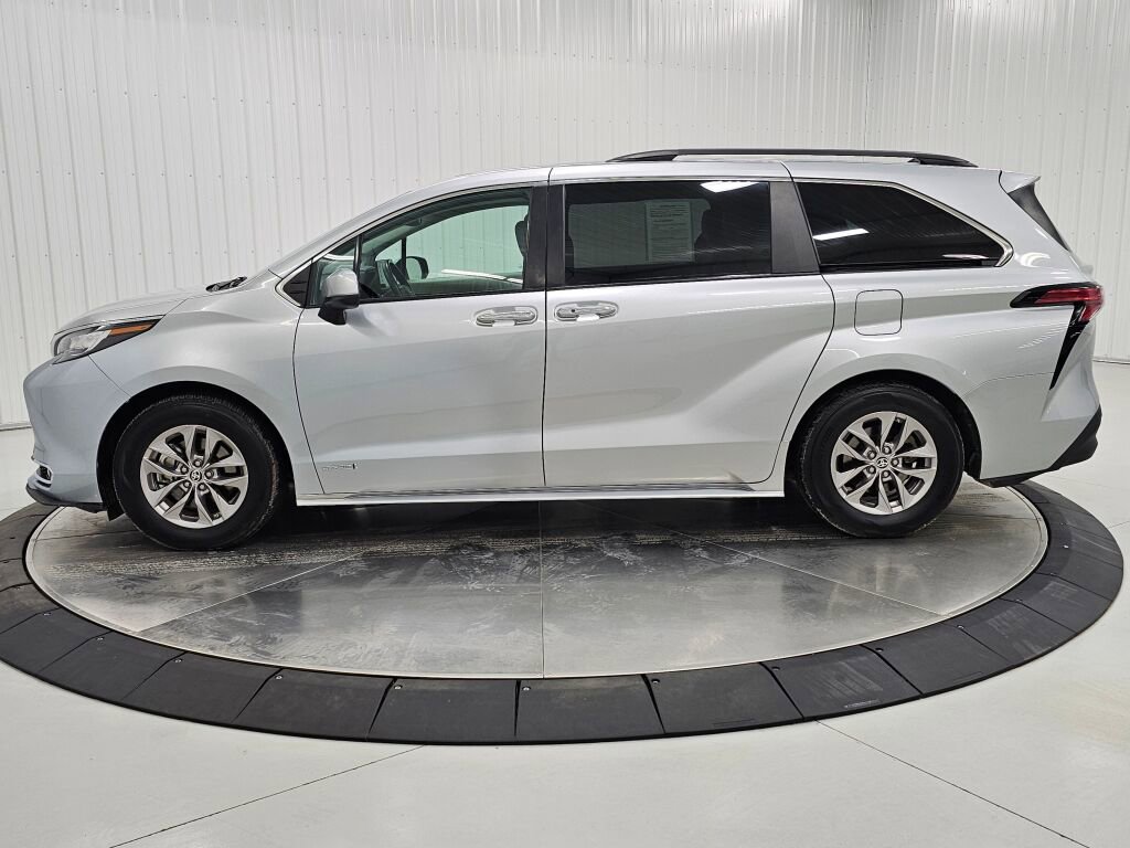 Used 2021 Toyota Sienna XLE w/ XLE Plus Package image 2