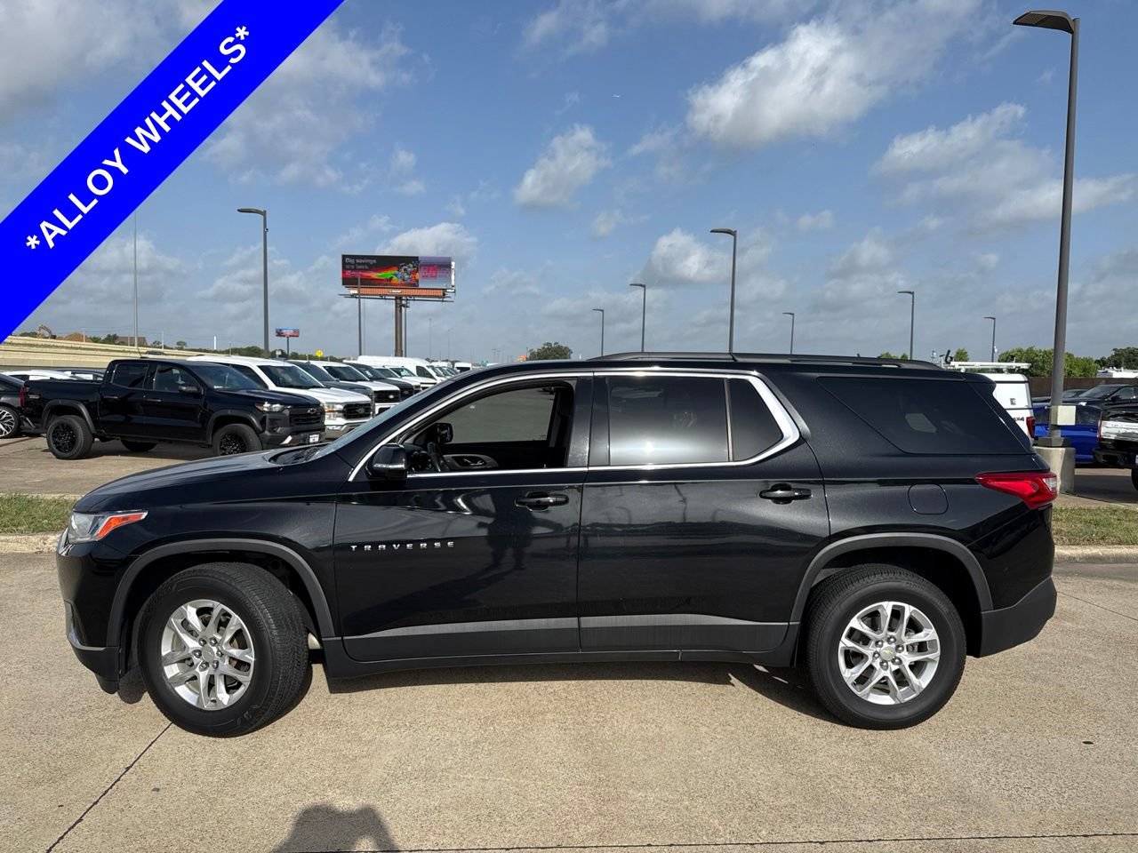 Used 2019 Chevrolet Traverse LT FWD image 3