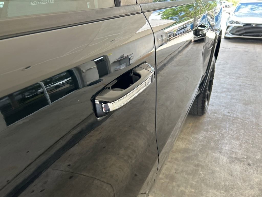 Used 2022 RAM 1500 Laramie AWD/4WD image 16