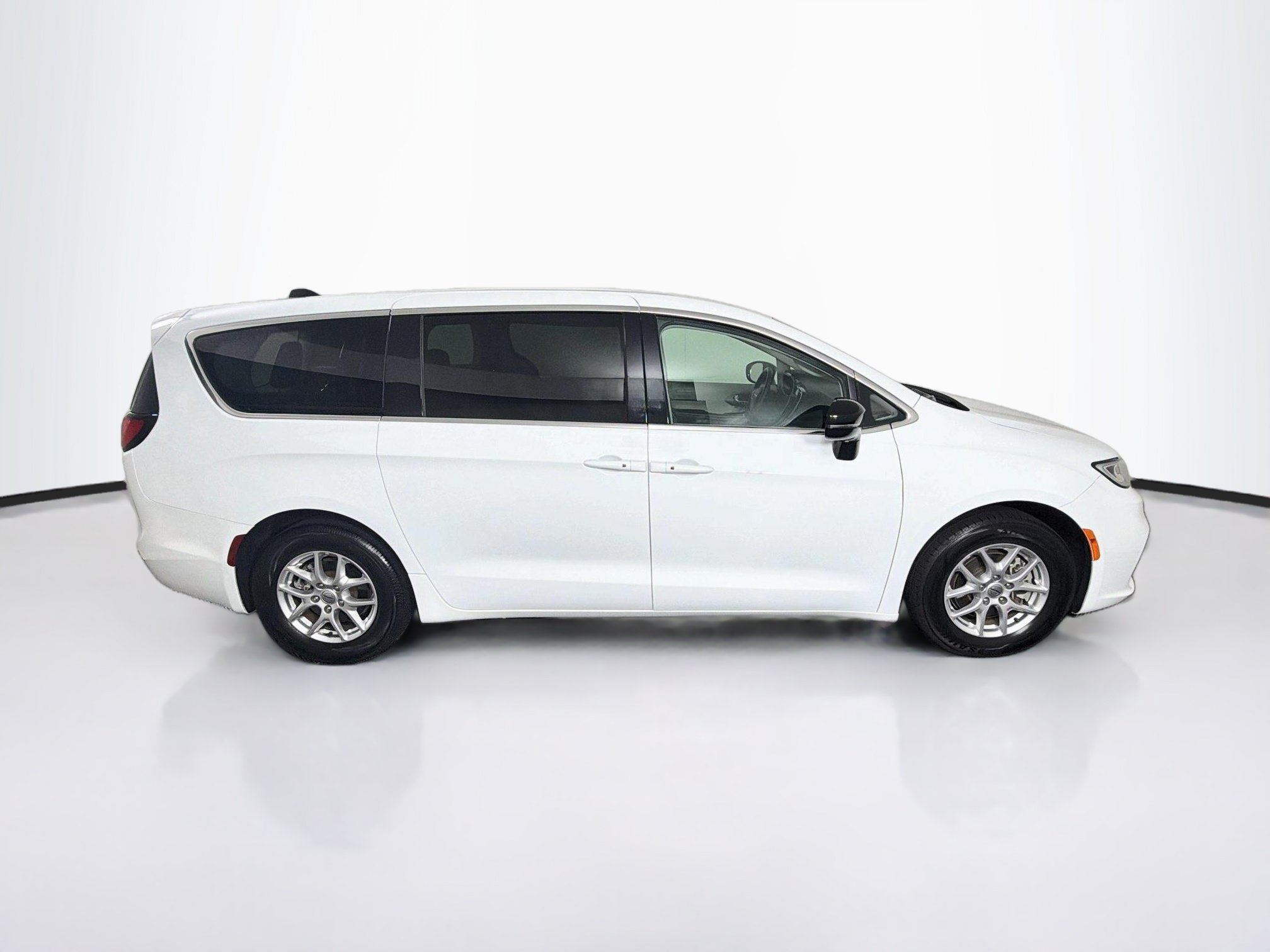 Used 2024 Chrysler Pacifica Touring-L FWD image 10