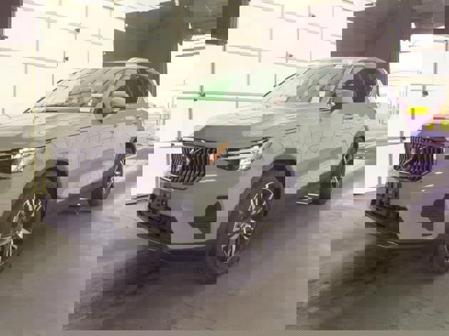 Used 2025 Volvo XC40 B5 Core image 1