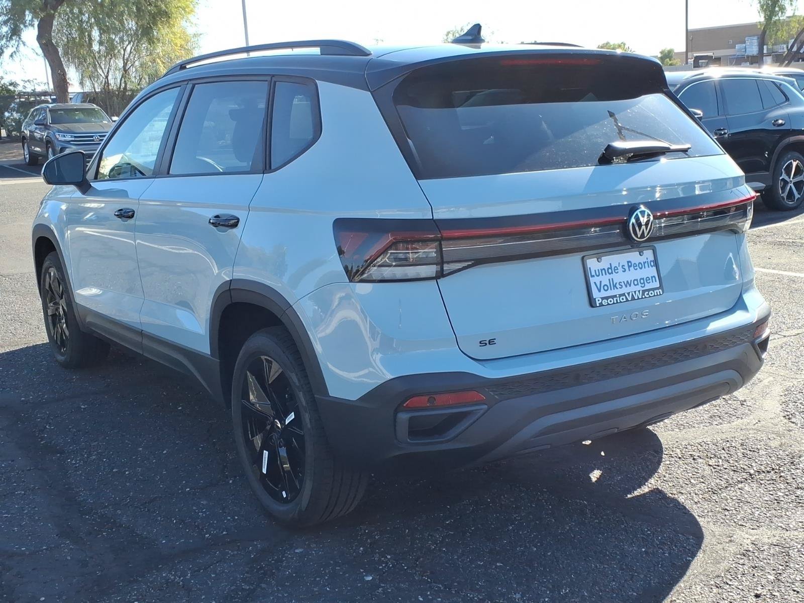 New 2026 Volkswagen Taos SE FWD image 2