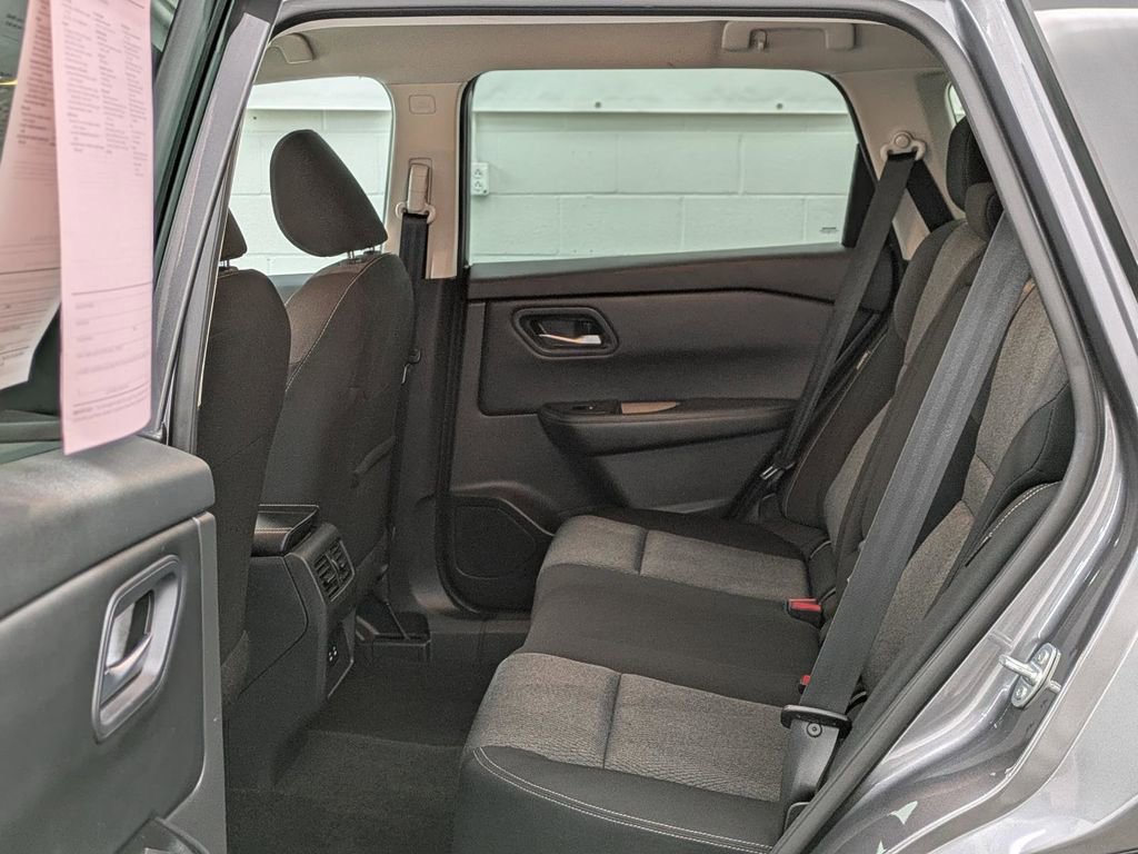 Used 2024 Nissan Rogue SV image 16