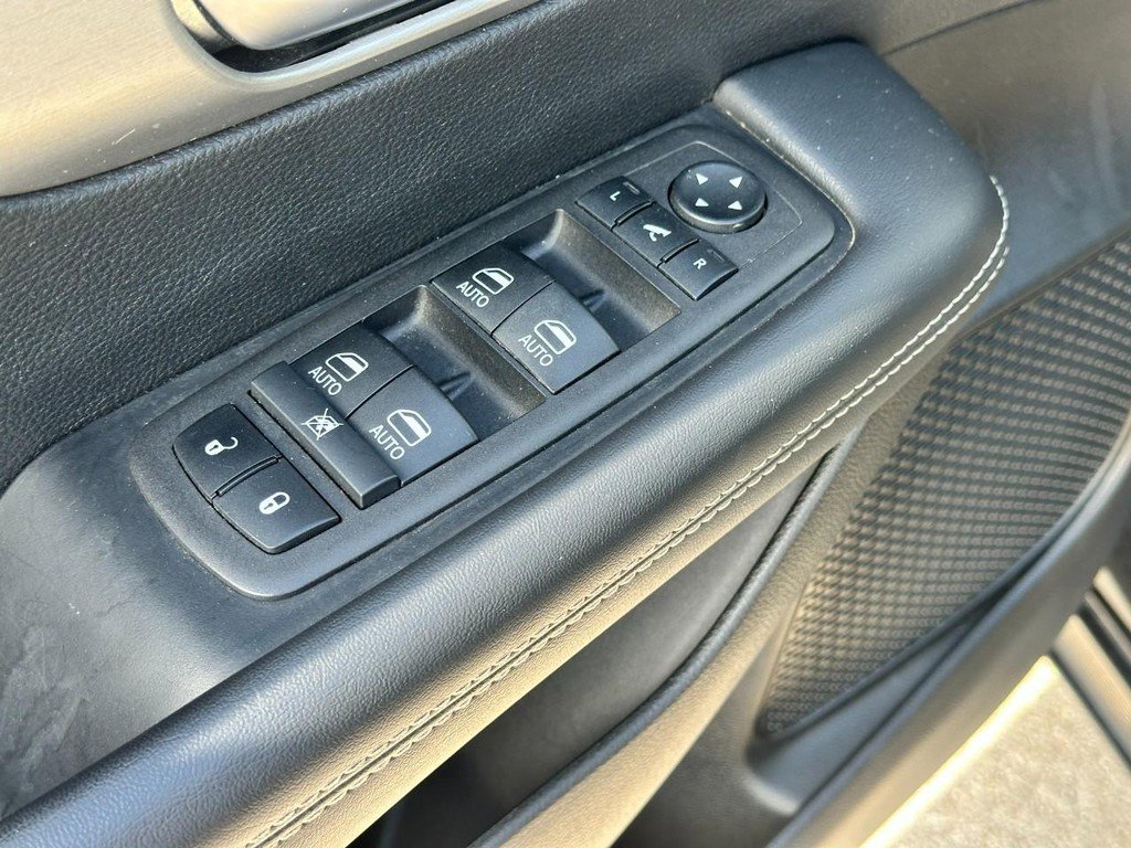 Used 2024 Chrysler Pacifica Premium image 18